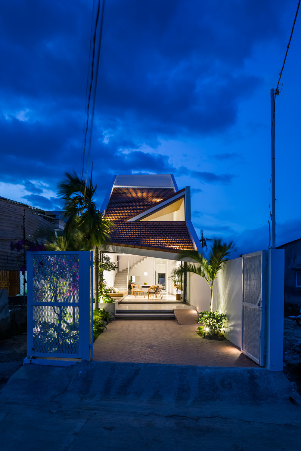 Mái nhà phù hợp với việc chống bão, mái chóp dốc cho gió trượt trên công trình hạn chế sức phá hoại khi những cơn bão tấn công. Phần ngói đỏ được phủ trên bề mặt mái bê tông vừa có tính bảo vệ vừa chống nóng cho phần mái. Cùng với đó, việc sử dụng hình thức mái như vậy tạo sự gần gũi thân quen khi tiếp cận công trình.