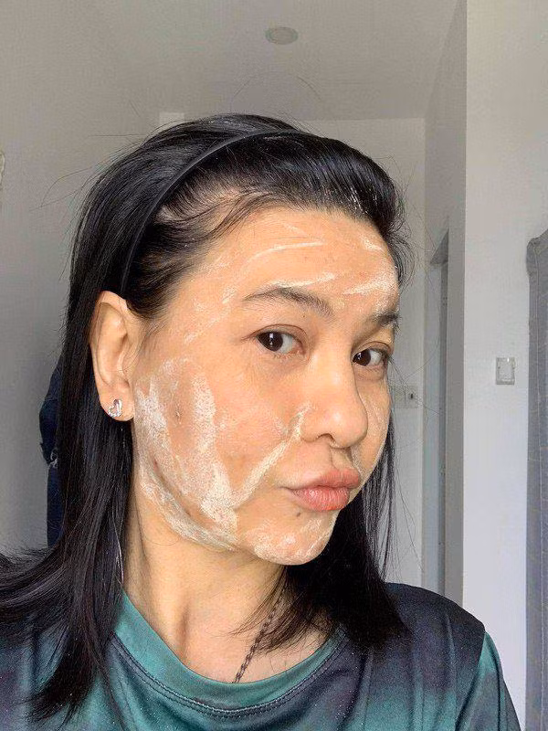 Ở tuổi 52, làn da của Cát Phượng vẫn được chăm sóc kỹ lưỡng với nhiều bước dưỡng da mỗi ngày.