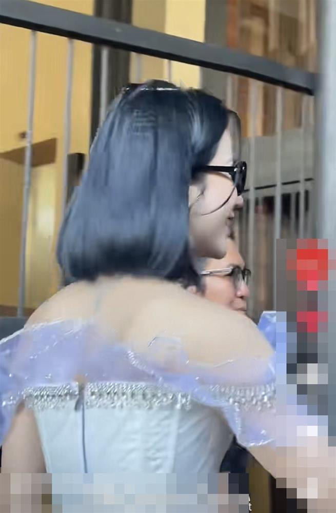 Sau màn xuất hiện tại thảm đỏ với bộ dạng kém chỉn chu, người mẫu Diệp Lâm Anh ngay lập tức làm clip lên tiếng về sự cố dở khóc dở cười. Theo đó, nguyên nhân vì người đẹp Diệp Lâm Anh đã quá chủ quan tự làm tóc và không có ekip chăm chút cho như mọi khi. Sau khi đã chụp hình xong xuôi, được nhân viên sự kiện nhắc nhở cô mới tá hỏa nhận ra và tháo chiếc kẹp xuống nhưng đã muộn.