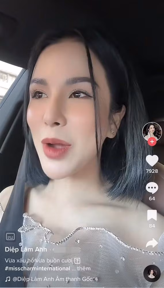 "Ngày hôm nay, đáng lẽ phải đi làm nhưng mình vẫn phải dành thời gian để đi sự kiện. Mình phải tự make-up, làm tóc,... Đi dự họp báo để chia vui với người em nên mình nghĩ cũng không cần phải cầu kì quá nên mình tự làm hết và còn tự lái xe đến luôn. Không thể tin được mình đã để quên kẹp tóc trên đầu rồi bước lên thảm đỏ chụp hình...", Diệp Lâm Anh chia sẻ về sự cố "quê độ".