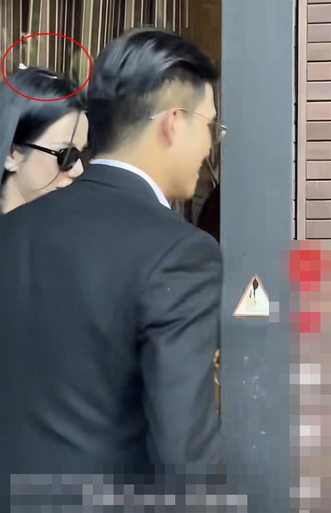 Luôn xuất hiện với bộ dạng chỉn chu nhất trước công chúng nên hình ảnh của Diệp Lâm Anh khiến mọi người vừa thắc mắc vừa buồn cười, như thể người đẹp chỉ chuẩn bị qua loa đã vội phi ngay đến sự kiện.