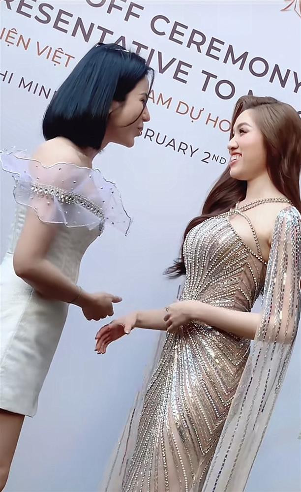 Mẹ hai con chụp hình sau đó còn trò chuyện một hồi với người đẹp Thanh Thanh Huyền nhưng vẫn không hề nhận ra món đồ bỏ quên này.