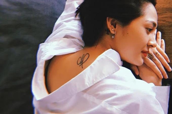 hía sau lưng là hình xăm cung Xử Nữ, cung hoàng đạo của Bảo Anh. Khá trùng hợp khi biểu tượng này còn là hình ảnh đặc trưng để miêu tả sự thành công của người Ai Cập cổ đại.