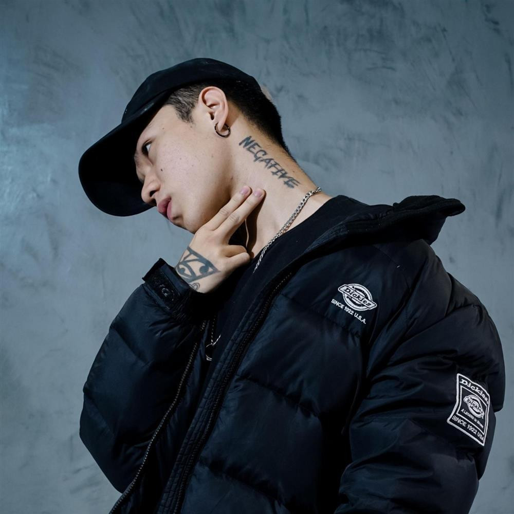 ương tự như Bảo Anh, Nega cũng sở hữu hàng loạt hình xăm nhưng to và hoành tráng hơn hẳn. Đầu tiên là chữ Negative (tiêu cực) - ý nghĩa nghệ danh của Nega.