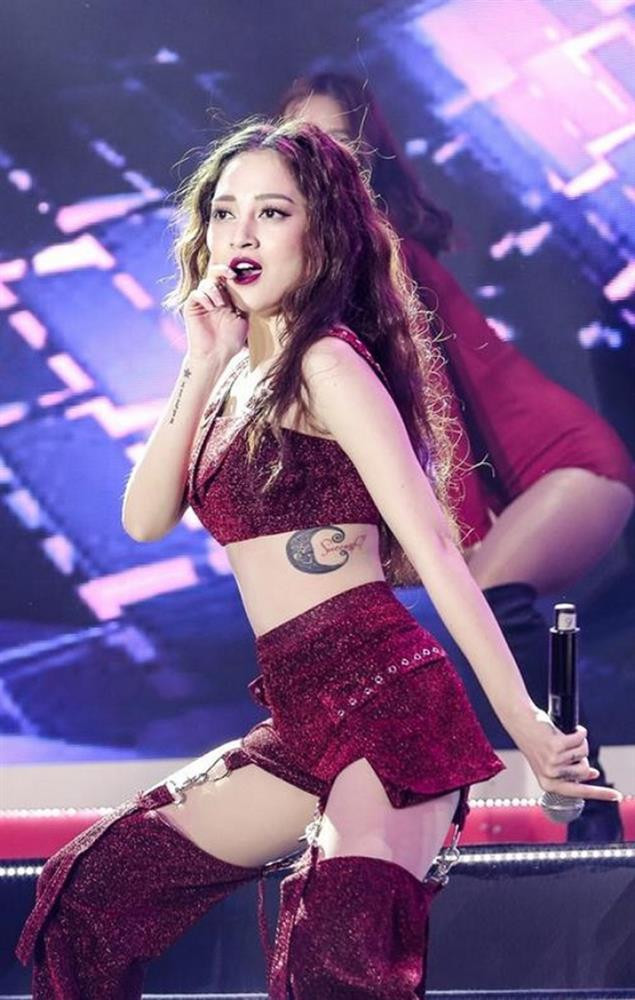 òn ở mạn sườn trái là chiếc tattoo khá lớn với hình nửa vòng tròn cùng dòng chữ "Successful" (Thành công).