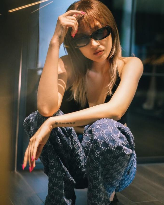 cổ tay, Bảo Anh xăm dòng chữ "be all you be can" (Hãy là tất cả những gì bạn muốn) và đính kèm cùng một ngôi sao may mắn.