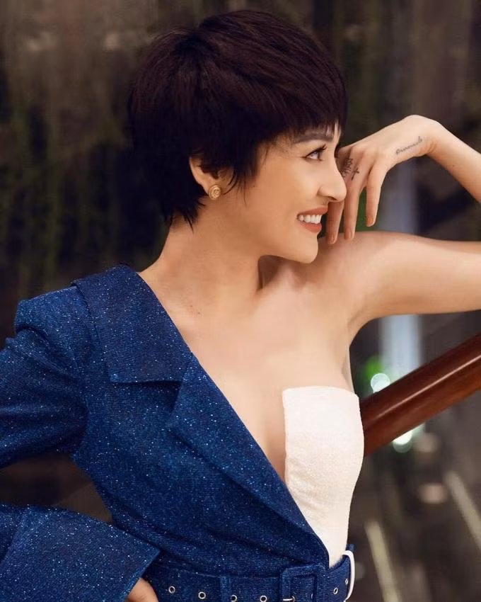 Ở bên tay còn lại, mỹ nhân Vbiz còn có chữ "Pinnacle" (Đỉnh cao). Trên ngón tay cũng có 2 chiếc tattoo khác bao gồm hình thánh giá và một kiểu hoa văn xinh xắn.