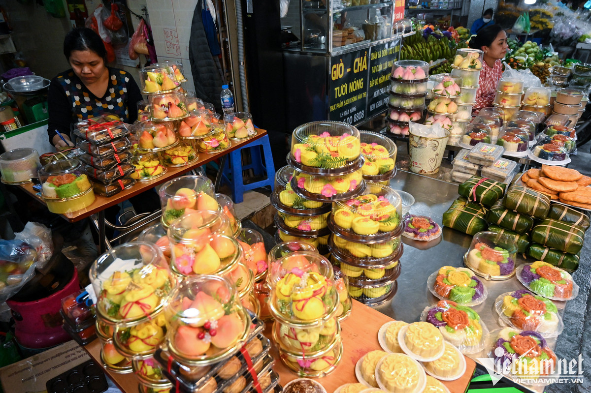 Một trong những sản phẩm mới xuất hiện ở chợ Hàng Bè là bánh bao chay với màu sắc bắt mắt. Mỗi hộp 5 chiếc có giá 100.000 đồng.