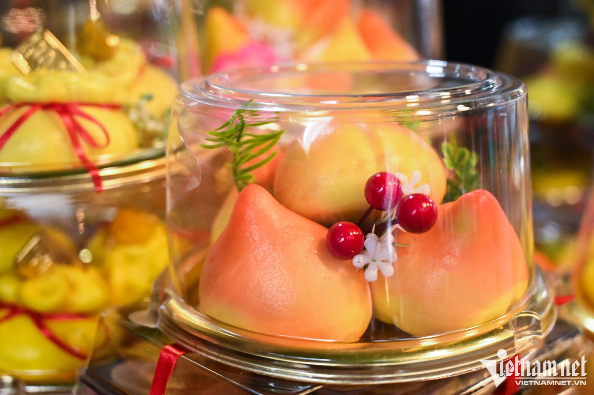 Chủ cửa hàng cho biết, loại bánh này mới được ra lò để phục vụ dịp Rằm tháng Giêng.