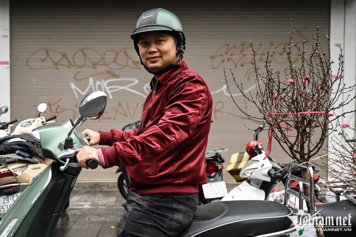 Anh Bình chọn được một cành đào với giá 120.000 đồng. "Theo quan điểm của gia đình thì cứ phải qua Rằm tháng Giêng mới là hết Tết nên hôm nay tôi vẫn mua đào về cắm", anh Bình nói.