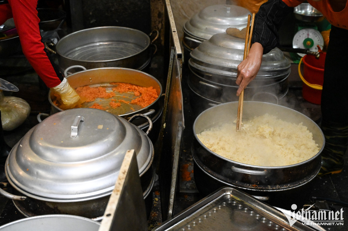 Các loại xôi như đỗ xanh, xôi gấc... trong dịp Rằm tháng Riêng cũng đắt hàng. Xôi được đóng khuôn thành nhiều kích cỡ, hình dáng để khách dễ chọn lựa.