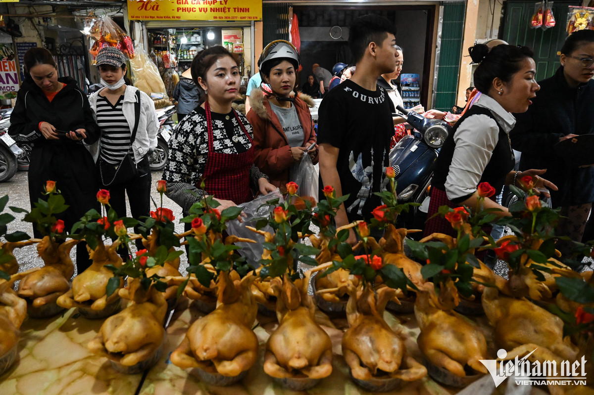 Gà thịt sẵn đã luộc là một trong những mặt hàng được săn đón tại "khu chợ nhà giàu" này. Giá gà không thay đổi so với dịp Tết, giữ ở mức 250.000 đồng/kg.