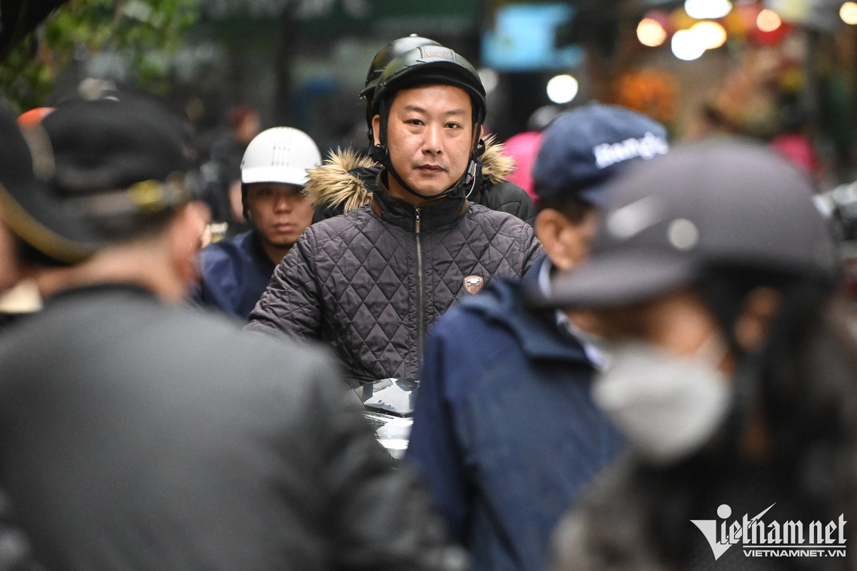 8h30 tại chợ Hàng Bè (quận Hoàn Kiếm), các trục đường ùn tắc nhẹ khi người dân đổ đi mua sắm đồ cúng lễ.