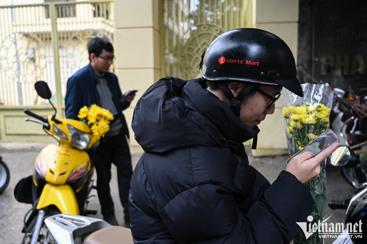 Hai mẹ con anh Nguyễn Bảo đi chợ từ sáng sớm mua đồ để về làm cơm cúng. "Mất hơn 1 tiếng đồng hồ rồi mà mẹ tôi vẫn chưa sắm lễ xong. Năm nào cũng vậy, bà luôn tỉ mẩn trong khoản mua sắm lễ nghi nên tôi cũng quen", Bảo nói trong khi ngồi trên xe máy đợi.