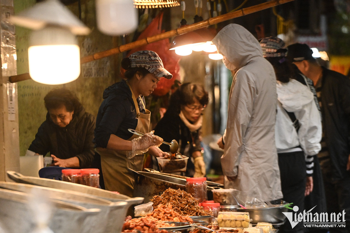 Những người bán hàng ở các quầy bán nem, cá kho, giò chả... cũng tất bật phục vụ khách. Trong văn hóa Việt Nam, Rằm tháng Giêng là ngày con cháu dâng lễ tổ tiên, cúng bái đền chùa nhằm cầu bình an, thuận lợi trong năm mới.