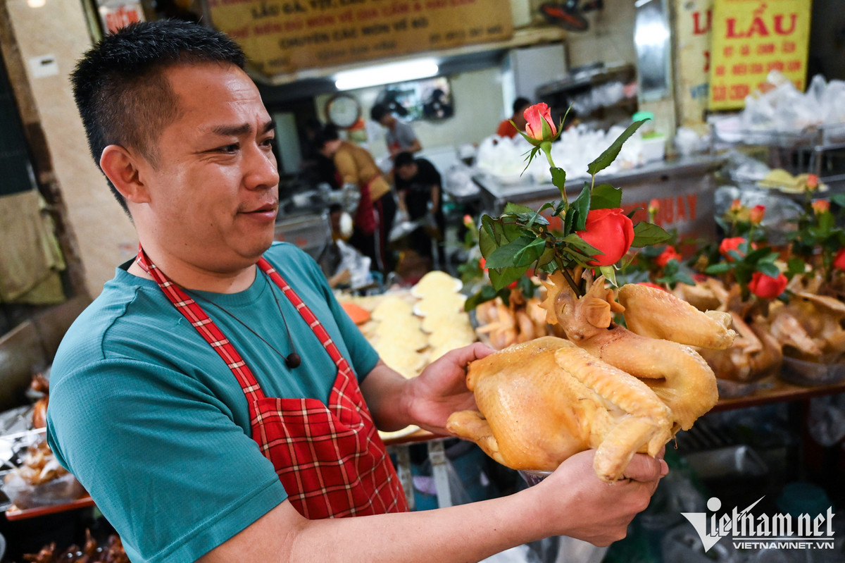 "Gia đình tôi đã bán được khoảng 1.200 con gà từ sáng đến giờ. Ngoài những người đến đây đến mua trực tiếp thì lượng khách đặt online rất lớn. Tôi thuê 4 shipper liên tục giao hàng. Dự kiến ngày mai chính Rằm còn đông nữa", anh Tâm nói.