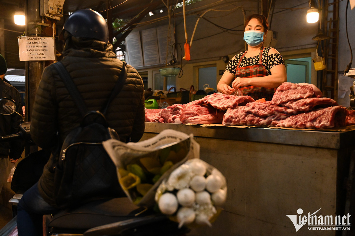 Giá cả thịt lợn ngày này không tăng so với dịp Tết, ổn định ở mức 120.000-150.000 đồng/kg. "Một số loại có thể dùng ăn lẩu như sườn sụn, tim, cật, sườn non... tăng nhẹ thêm 10.000-20.000 đồng/kg so với ngày thường vì hôm nay khách mua nhiều hơn", nữ tiểu thương chia sẻ.