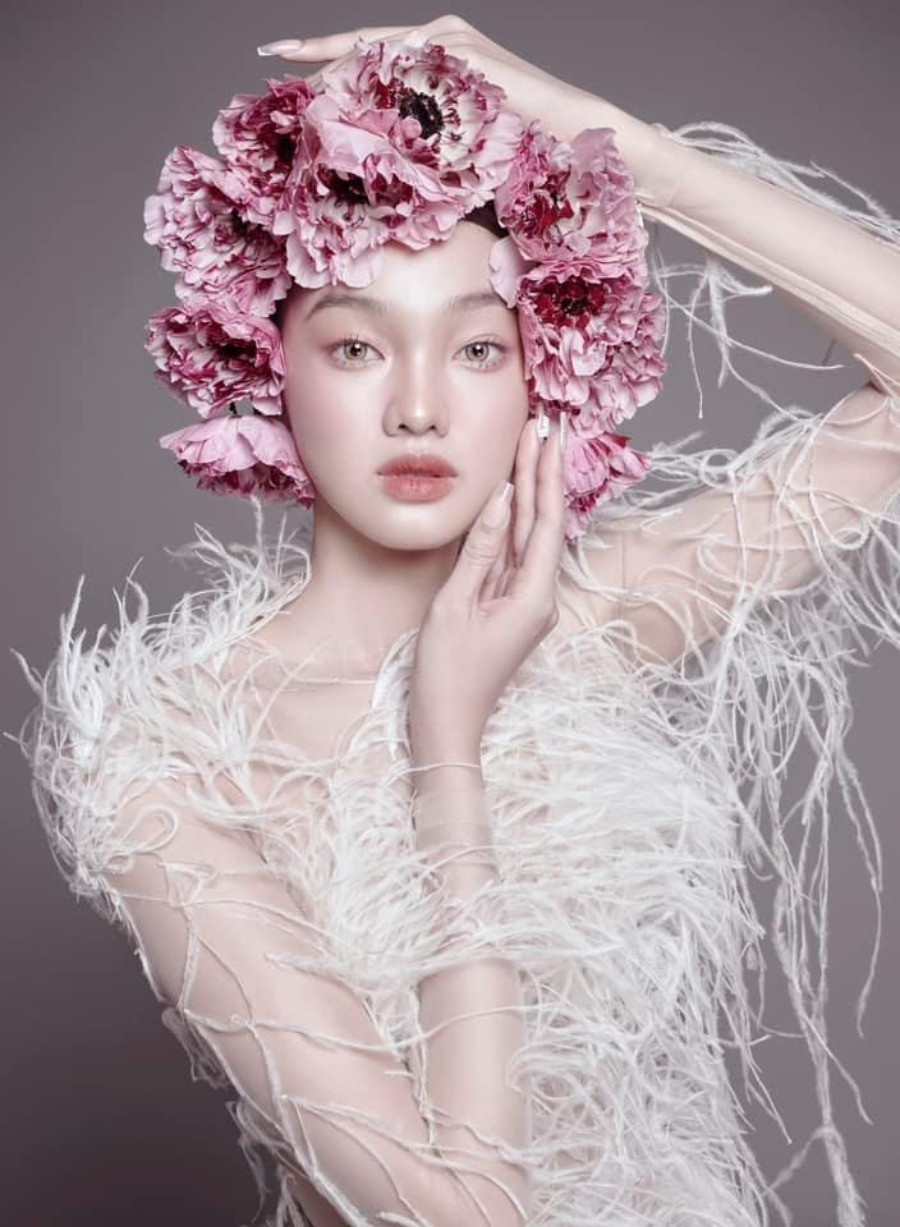 Cô lựa chọn trang phục nhẹ nhàng, phong cách trang điểm ngọt ngào, trong veo, kết hợp kiểu tóc đính kết hoa tươi độc đáo.