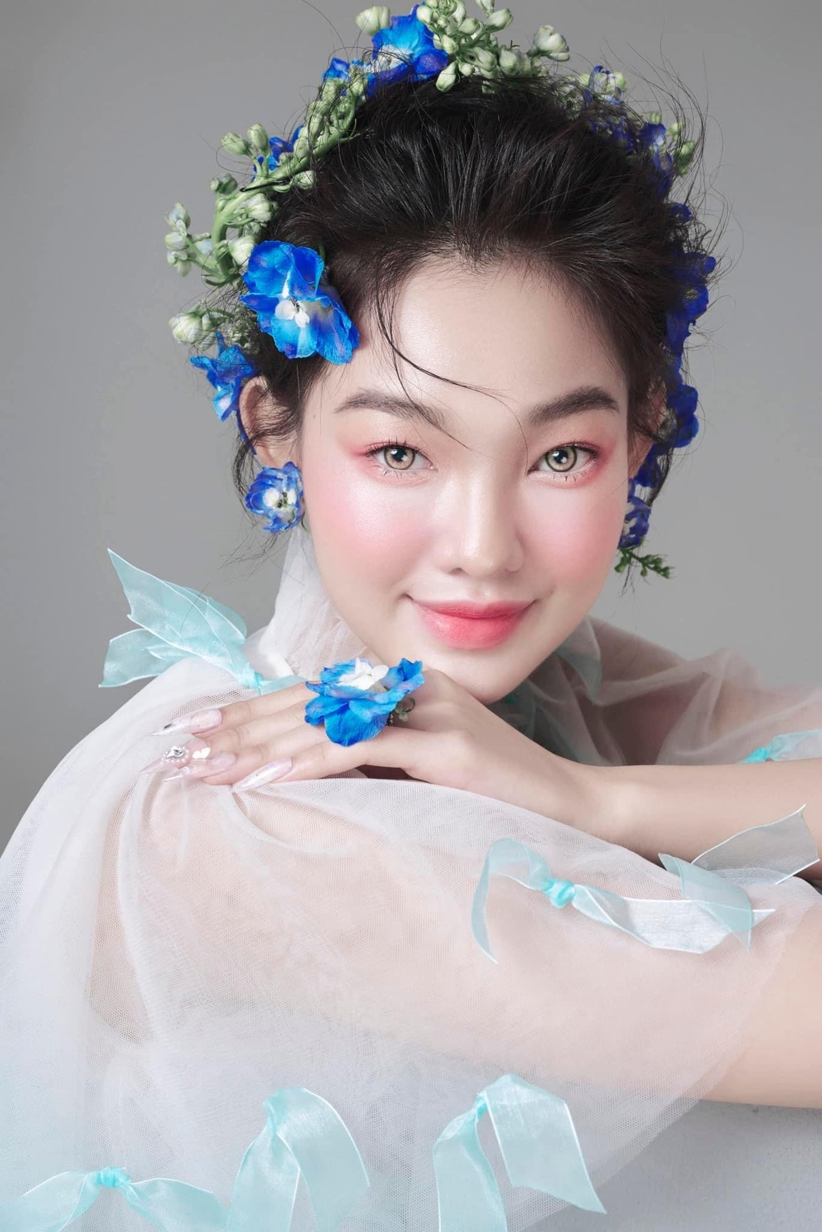 Trên trang cá nhân, Trần Thị Bé Quyên gây chú ý với bộ ảnh lấy cảm hứng từ hoa cỏ mùa xuân rực rỡ, tươi mới.