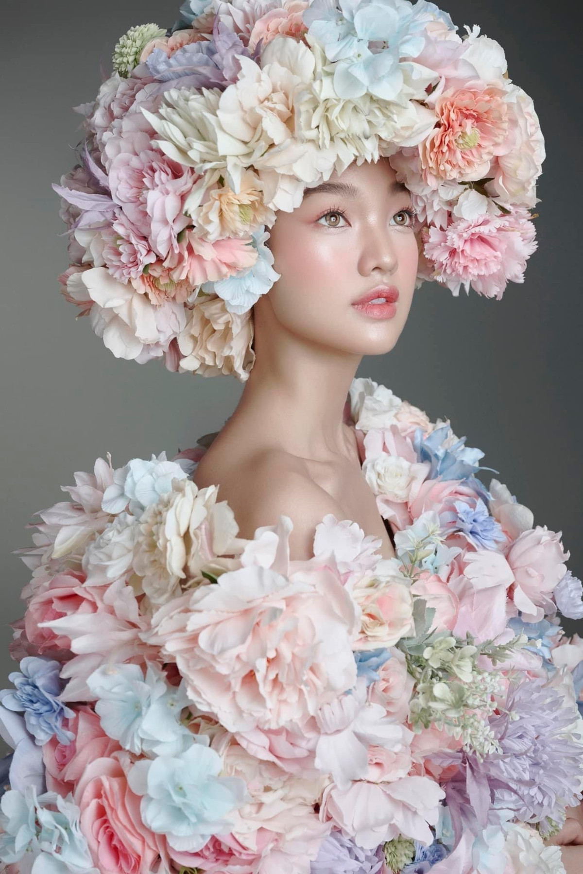 Với vẻ ngoài và chiều cao ấn tượng, Bé Quyên bén duyên với công việc mẫu ảnh từ khi học đại học. Cô không còn bỡ ngỡ, dần trở nên tự tin trước ống kính.