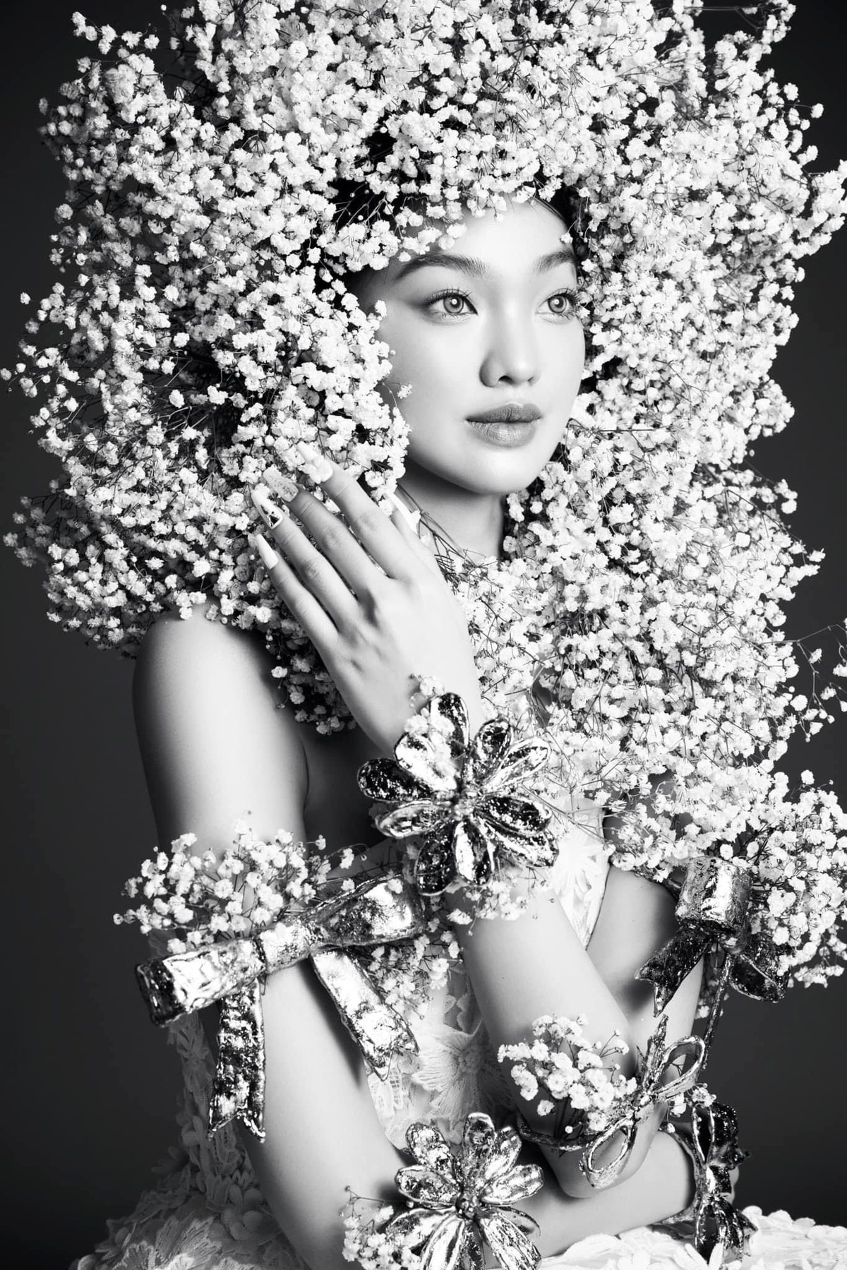 Ít ai biết, cô sinh ra trong một gia đình không khá giả, người thân mắc bệnh hiểm nghèo nên hàng tháng phải tốn một khoản tiền chữa trị khá lớn. Những tháng cuối cấp 3, Bé Quyên từng nghĩ sẽ không học nữa mà chỉ thi tốt nghiệp rồi đi làm phụ giúp gia đình.