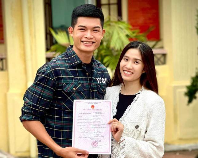 Cap doi van dong vien tung cau hon 