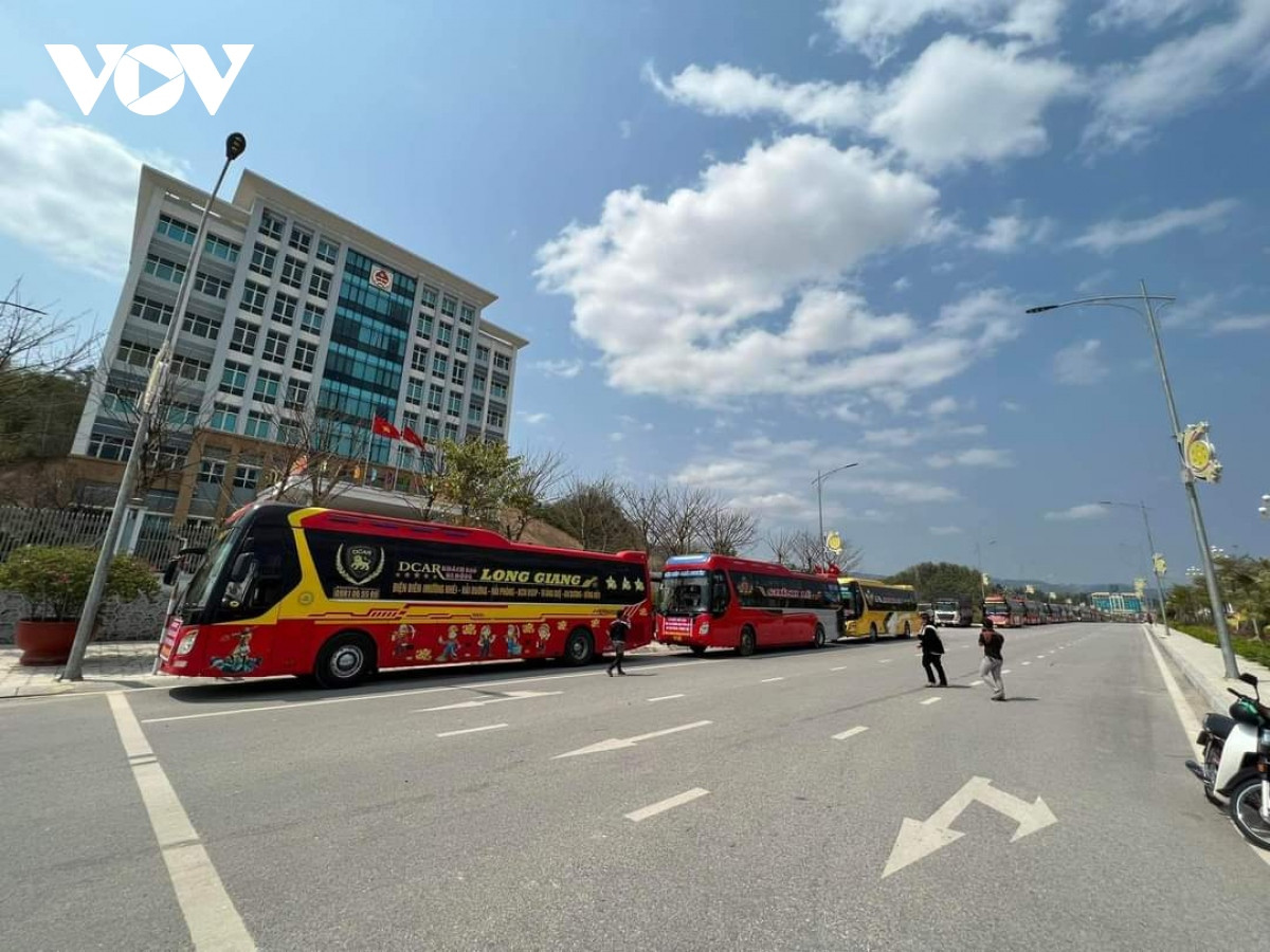 Hang chuc xe khach o Dien Bien dong loat bo chuyen
