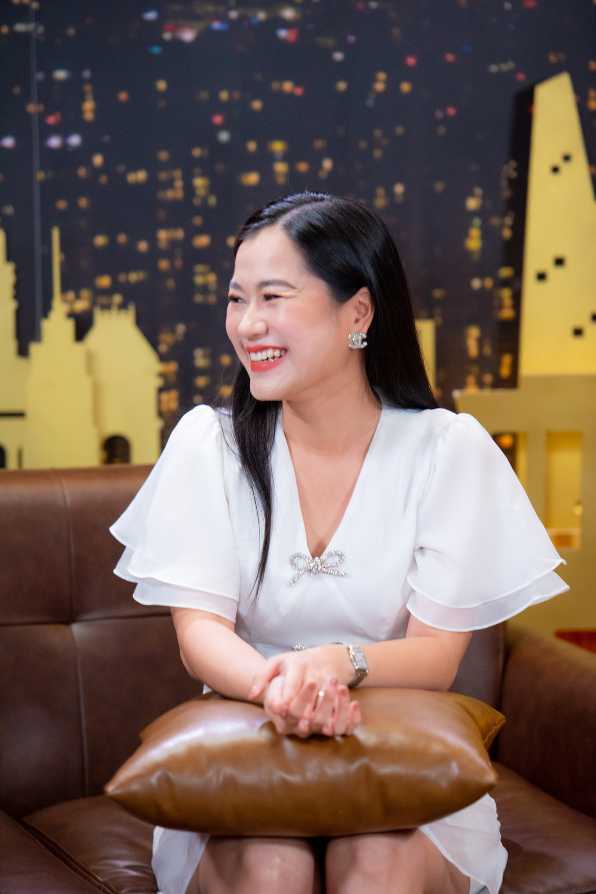 Cau nhan ve Hoai Linh giup vo chong Lam Vy Da kiem 