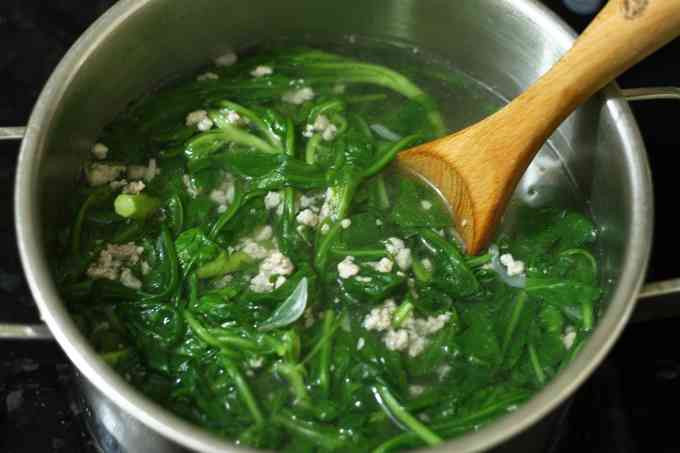 Rau cai cuc dang ngon, bo re, nhung nguoi nay khong nen an