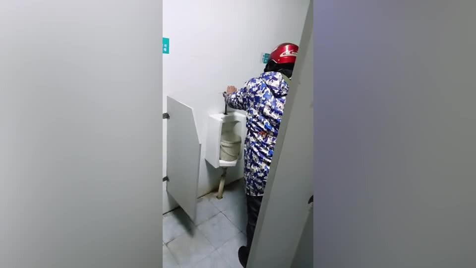 Video: Soc canh nguoi phu nu dung nuoc tu bon tieu ngam gia do