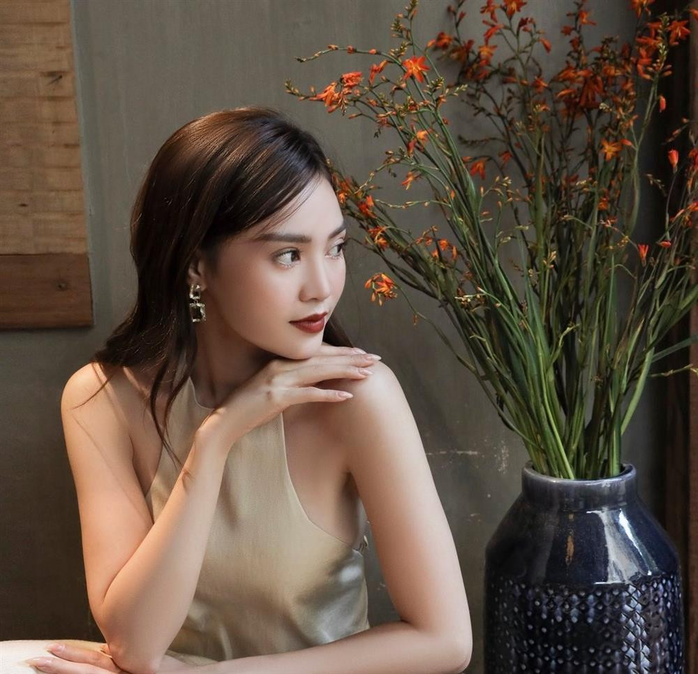 rang phục không cầu kỳ về kiểu dáng hay họa tiết nhưng Lan Ngọc vẫn gây ấn tượng bởi sự tinh tế, thanh lịch.