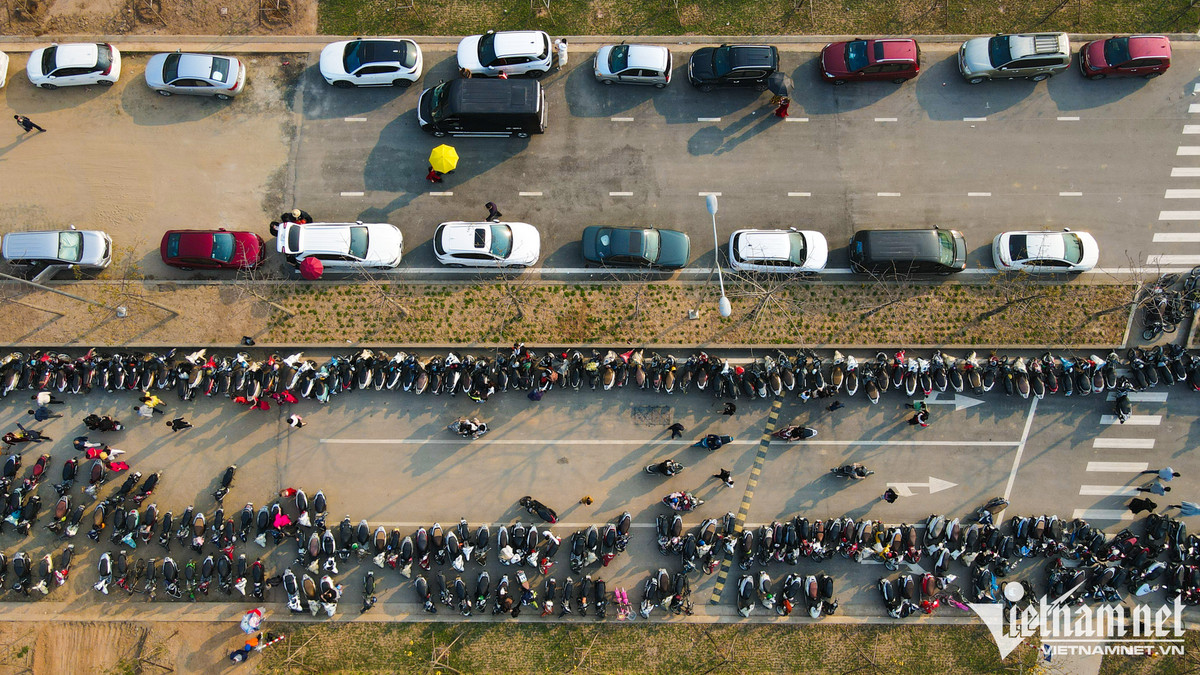 Bãi đỗ xe miễn phí vào đường hoa cũng chật cứng xe máy, ô tô trong buổi chiều chủ nhật.