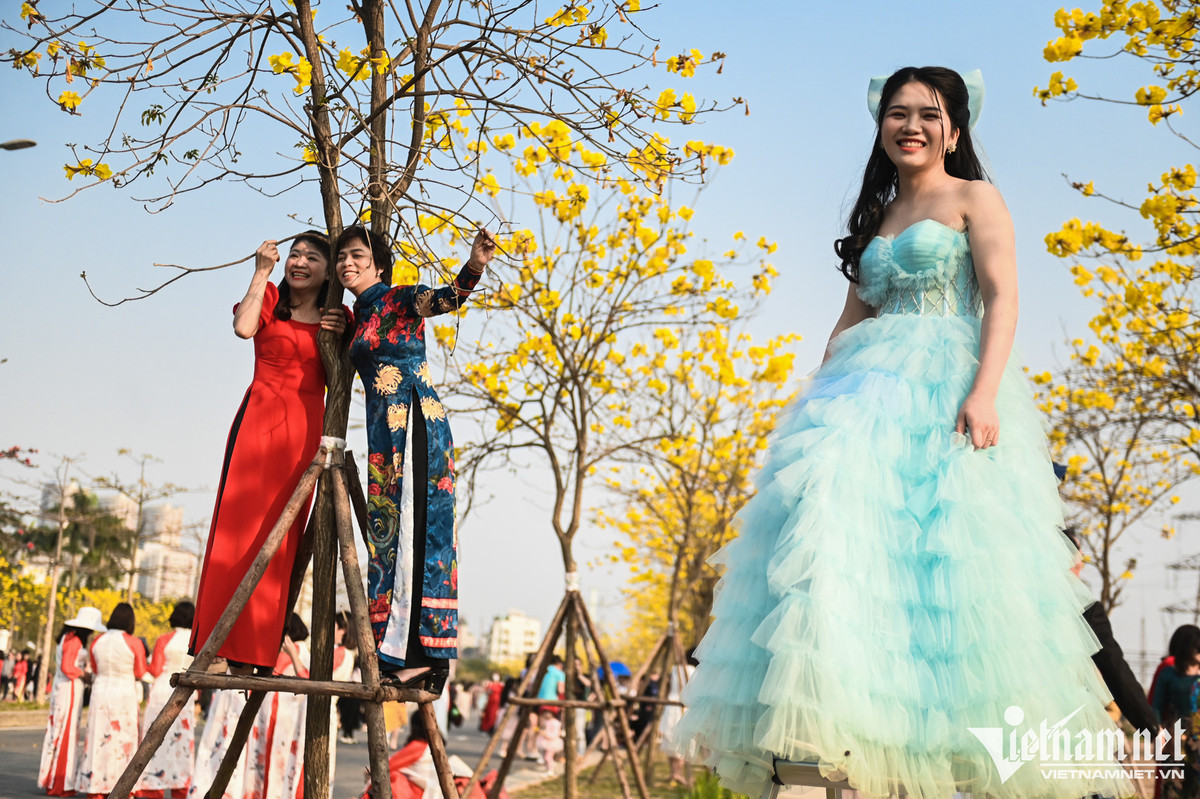 "Có thể do hôm nay là chủ nhật nên mọi người kéo đến đông đúc. Mình phải chọn giải pháp trèo lên thang để chụp ảnh cho đỡ dính người. Tuy nhiên cũng thấy khá nhiều người leo lên cây hoặc bẻ ngắt hoa, mình không đồng tình việc đó lắm", Kiều Trang nói.