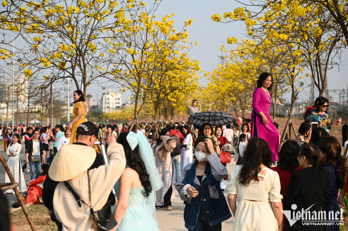 Con đường dài 400m chật cứng người. Trong đó phần lớn là phụ nữ xúng xính váy áo.