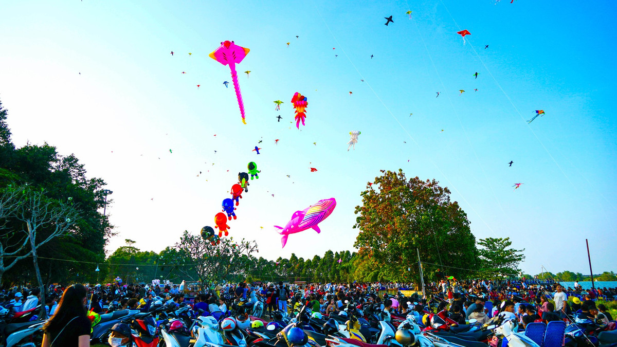 Những năm gần đây, thả diều – trò chơi tuổi thơ bỗng “hot” trở lại với người dân đang sinh sống tại TP Cần Thơ. Không chỉ có trẻ con, mà cả các bạn trẻ, người lớn đều cùng chung niềm đam mê với “bộ môn trên bầu trời” này.