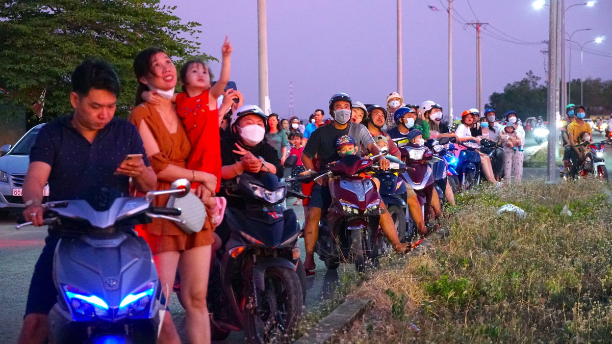 Không chỉ trẻ nhỏ mà nhiều người lớn cũng rất thích thú, mê mẩn khi được nhìn ngắm hàng trăm cánh diều no gió với đủ kiểu dáng, màu sắc và kích cỡ cùng bay lượn trên bầu trời Tây Đô.