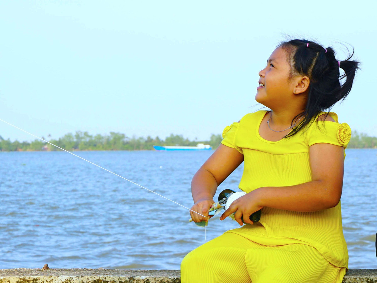 Thay vì cho con tiếp cận với các thiết bị công nghệ hiện đại, nhiều người cho các bé trải nghiệm những trò chơi phù hợp với lứa tuổi.