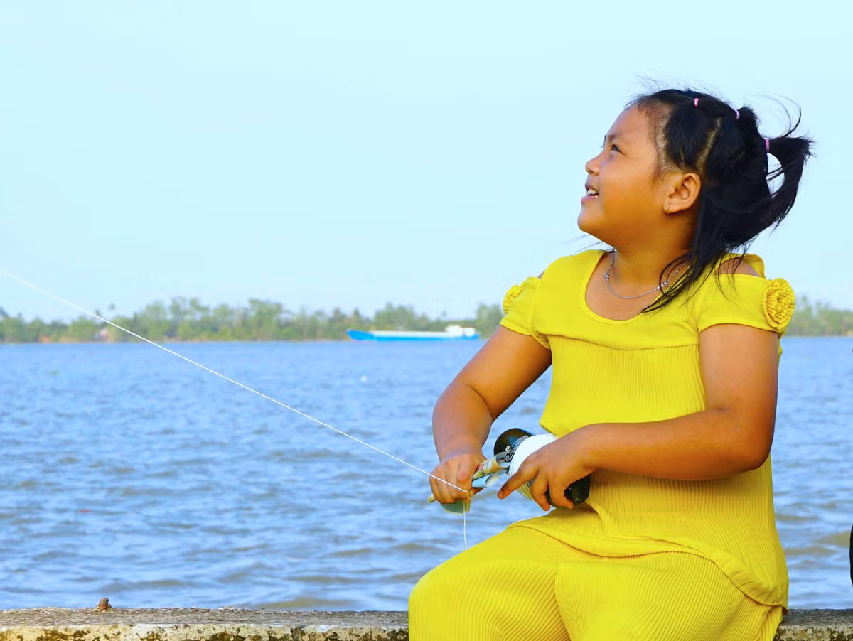 Thay vì cho con tiếp cận với các thiết bị công nghệ hiện đại, nhiều người cho các bé trải nghiệm những trò chơi phù hợp với lứa tuổi.