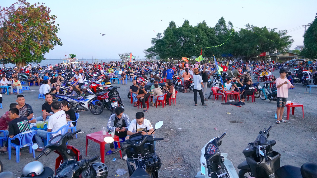 Tại các khu vực trống, có không gian rộng, không có xe cộ qua lại thuộc quận Ninh Kiều, Bình Thủy, Cái Răng như: Bờ sông khu dân cư 586, bờ hồ Búng Xáng, công viên sông Hậu,... tập trung rất đông thanh niên đến thả diều.