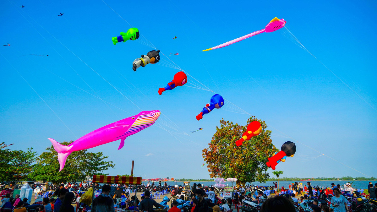 Anh Nguyễn Văn Quang (27 tuổi, ngụ quận Ninh Kiều, TP Cần Thơ) cho biết, thay vì chọn đi chơi thể thao một mình, những ngày này anh lại đưa vợ con cùng đi thả diều. “Thứ nhất là để cả nhà có những hoạt động cùng nhau; thứ hai, tôi muốn con có được tuổi thơ hồn nhiên tươi đẹp, thay vì cứ cắm mặt vào điện thoại”, anh Quang chia sẻ.