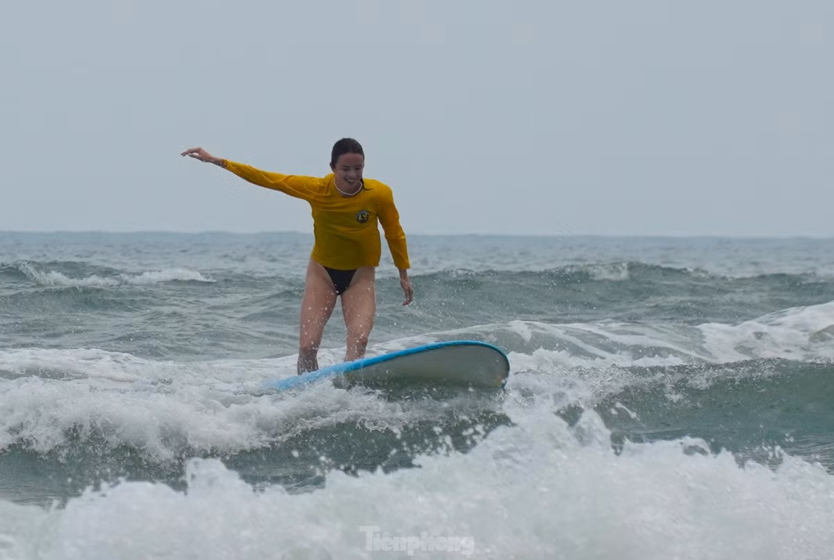 Mua mua lanh, du khach van do ve bien Da Nang ‘dap song’-Hinh-10