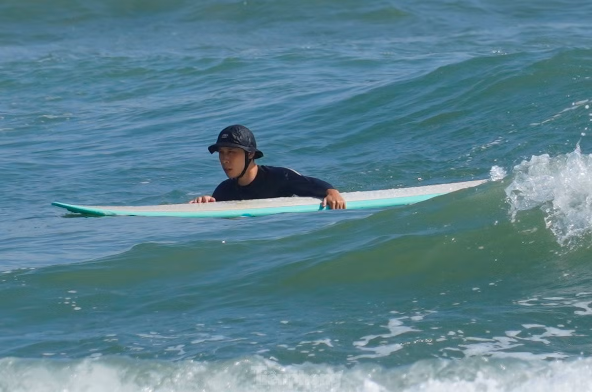 Mua mua lanh, du khach van do ve bien Da Nang ‘dap song’-Hinh-17