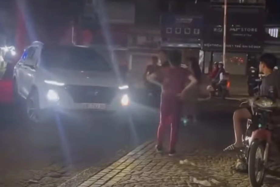 Xử lý tài xế say rượu, doạ tông nhiều người trong chợ - Hình 2 Xu ly tai xe say ruou, doa tong nhieu nguoi trong cho-Hinh-2