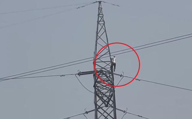 Người đàn ông say rượu trèo lên cột điện cao thế nhảy múa Nguoi dan ong say ruou treo len cot dien cao the nhay mua