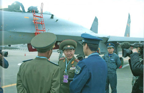 Tướng Triều Tiên đứng bên cạnh tiêm kích J-11B.