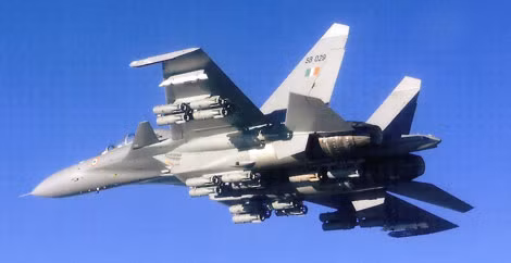 Su-30MKI có thể mang tên lửa, bom chính xác cao thực hiện nhiệm vụ tấn công trên 3 mặt trận: mặt đất, trên không, trên biển.