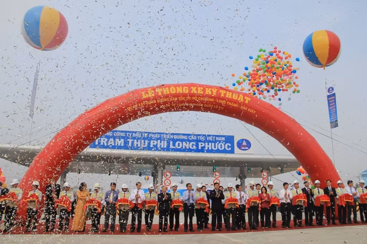 Từ nay, thời gian di chuyển từ TP HCM về các khu công nghiệp tỉnh Đồng Nai, các bến cảng, thành phố Vũng Tàu và dự án sân bay Quốc tế Long Thành được rút ngắn đáng kể.