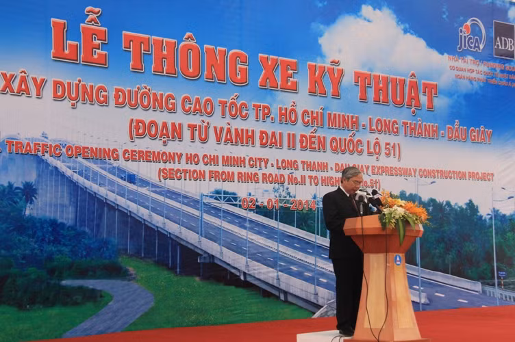 Ông Mai Tuấn Anh, Tổng giám đốc VEC cho biết: "Việc sớm đưa vào khai thác đoạn cao tốc Vành đai II - QL51 (dài 20km) góp phần giảm ùn tắc, TNGT, nâng tốc độ chạy xe, giảm thời gian chi phí vận chuyển, rút ngắn hơn một nửa thời gian lưu thông từ TP HCM về Vũng Tàu.