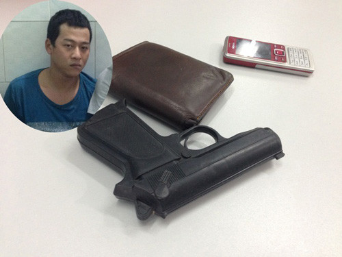 Đối tượng chủ mưu Bùi Đức Hiệp và khẩu súng nhựa dùng để gây án và tài sản đánh cướp của nạn nhân