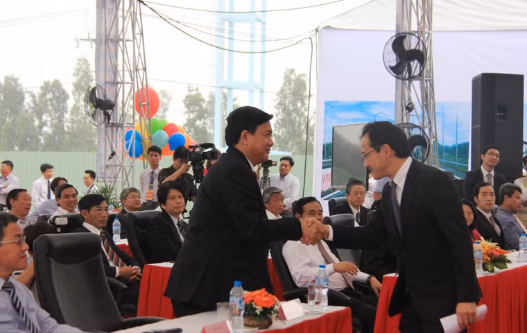 Bộ trưởng GTVT Đinh La Thăng chúc mừng đại diện các nhà thầu, đơn vị tư vấn, thi công và nhà tài trợ.